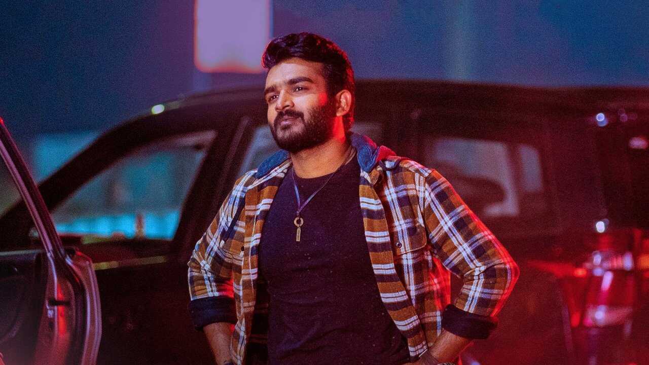 Nenu Meeku Baaga Kavalsinavaadini 0
